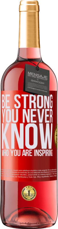 29,95 € Envío gratis | Vino Rosado Edición ROSÉ Be strong. You never know who you are inspiring Etiqueta Roja. Etiqueta personalizable Vino joven Cosecha 2023 Tempranillo