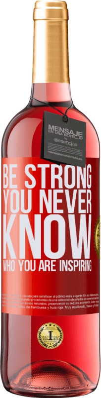 29,95 € Envío gratis | Vino Rosado Edición ROSÉ Be strong. You never know who you are inspiring Etiqueta Roja. Etiqueta personalizable Vino joven Cosecha 2024 Tempranillo