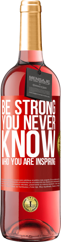 29,95 € Envio grátis | Vinho rosé Edição ROSÉ Be strong. You never know who you are inspiring Etiqueta Vermelha. Etiqueta personalizável Vinho jovem Colheita 2024 Tempranillo