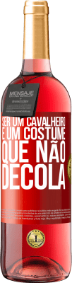 29,95 € Envio grátis | Vinho rosé Edição ROSÉ Ser um cavalheiro é um costume que não decola Etiqueta Vermelha. Etiqueta personalizável Vinho jovem Colheita 2024 Tempranillo