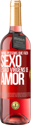 29,95 € Envio grátis | Vinho rosé Edição ROSÉ Tantas pessoas que fazem sexo e são virgens de amor Etiqueta Vermelha. Etiqueta personalizável Vinho jovem Colheita 2024 Tempranillo