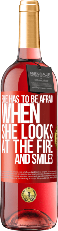 29,95 € Free Shipping | Rosé Wine ROSÉ Edition She has to be afraid when she looks at the fire and smiles Red Label. Customizable label Young wine Harvest 2024 Tempranillo