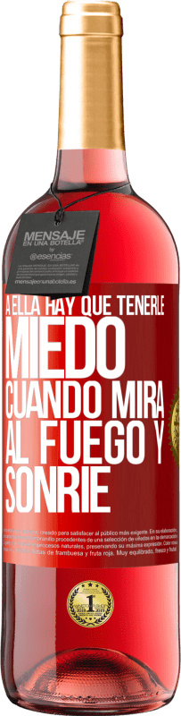 29,95 € Envío gratis | Vino Rosado Edición ROSÉ A ella hay que tenerle miedo cuando mira al fuego y sonríe Etiqueta Roja. Etiqueta personalizable Vino joven Cosecha 2024 Tempranillo