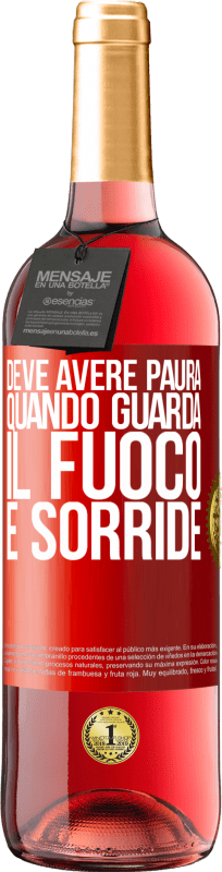 29,95 € Spedizione Gratuita | Vino rosato Edizione ROSÉ Deve avere paura quando guarda il fuoco e sorride Etichetta Rossa. Etichetta personalizzabile Vino giovane Raccogliere 2024 Tempranillo