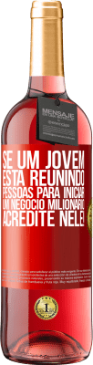 29,95 € Envio grátis | Vinho rosé Edição ROSÉ Se um jovem está reunindo pessoas para iniciar um negócio milionário, acredite nele! Etiqueta Vermelha. Etiqueta personalizável Vinho jovem Colheita 2024 Tempranillo