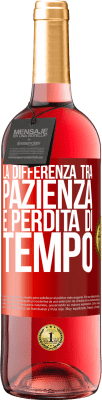 29,95 € Spedizione Gratuita | Vino rosato Edizione ROSÉ La differenza tra pazienza e perdita di tempo Etichetta Rossa. Etichetta personalizzabile Vino giovane Raccogliere 2024 Tempranillo