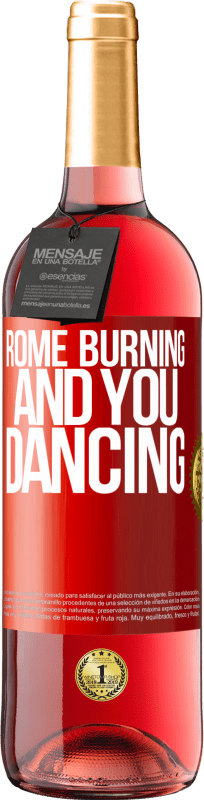 29,95 € 免费送货 | 桃红葡萄酒 ROSÉ版 罗马燃烧，你跳舞 红色标签. 可自定义的标签 青年酒 收成 2023 Tempranillo