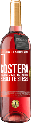 29,95 € Spedizione Gratuita | Vino rosato Edizione ROSÉ La persona che stai diventando ti costerà relazioni, spazi e cose materiali. Scegli te stesso Etichetta Rossa. Etichetta personalizzabile Vino giovane Raccogliere 2025 Tempranillo