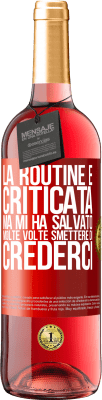 29,95 € Spedizione Gratuita | Vino rosato Edizione ROSÉ La routine è criticata, ma mi ha salvato molte volte smettere di crederci Etichetta Rossa. Etichetta personalizzabile Vino giovane Raccogliere 2024 Tempranillo