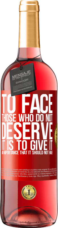 29,95 € 送料無料 | ロゼワイン ROSÉエディション それに値しない人々に直面することは、それが持つべきではないことの重要性を与えることです 赤いタグ. カスタマイズ可能なラベル 若いワイン 収穫 2025 Tempranillo