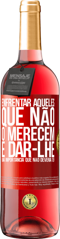 29,95 € Envio grátis | Vinho rosé Edição ROSÉ Enfrentar aqueles que não o merecem é dar-lhe uma importância que não deveria ter Etiqueta Vermelha. Etiqueta personalizável Vinho jovem Colheita 2024 Tempranillo