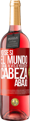 29,95 € Envío gratis | Vino Rosado Edición ROSÉ No sé si el mundo está al revés o yo estoy cabeza abajo Etiqueta Roja. Etiqueta personalizable Vino joven Cosecha 2024 Tempranillo