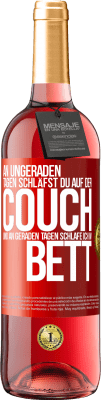 29,95 € Kostenloser Versand | Roséwein ROSÉ Ausgabe An ungeraden Tagen schläfst du auf der Couch und an geraden Tagen schlafe ich im Bett. Rote Markierung. Anpassbares Etikett Junger Wein Ernte 2024 Tempranillo