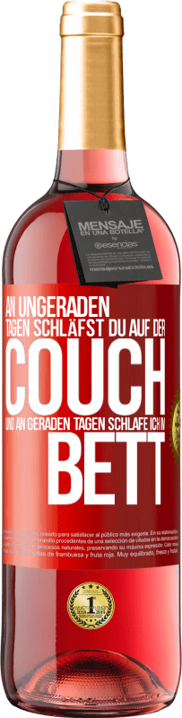 29,95 € Kostenloser Versand | Roséwein ROSÉ Ausgabe An ungeraden Tagen schläfst du auf der Couch und an geraden Tagen schlafe ich im Bett. Rote Markierung. Anpassbares Etikett Junger Wein Ernte 2024 Tempranillo