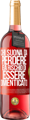 29,95 € Spedizione Gratuita | Vino rosato Edizione ROSÉ Chi suona da perdere è a rischio di essere dimenticato Etichetta Rossa. Etichetta personalizzabile Vino giovane Raccogliere 2025 Tempranillo