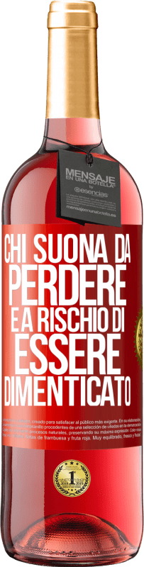 29,95 € Spedizione Gratuita | Vino rosato Edizione ROSÉ Chi suona da perdere è a rischio di essere dimenticato Etichetta Rossa. Etichetta personalizzabile Vino giovane Raccogliere 2024 Tempranillo