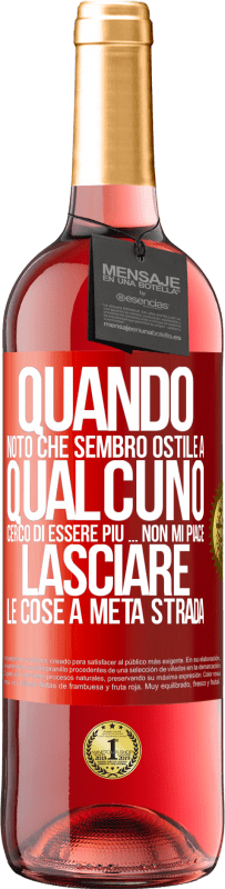 29,95 € Spedizione Gratuita | Vino rosato Edizione ROSÉ Quando noto che piaccio a qualcuno, cerco di piacergli di peggio ... Non mi piace lasciare le cose a metà strada Etichetta Rossa. Etichetta personalizzabile Vino giovane Raccogliere 2024 Tempranillo