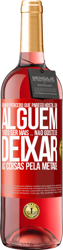 29,95 € Envio grátis | Vinho rosé Edição ROSÉ Quando percebo que alguém gosta de mim, tento gostar mais dele ... não gosto de deixar as coisas pela metade Etiqueta Vermelha. Etiqueta personalizável Vinho jovem Colheita 2024 Tempranillo