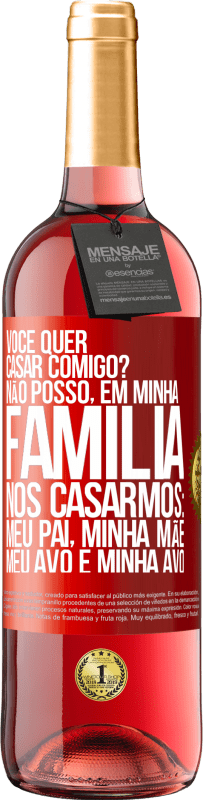 29,95 € Envio grátis | Vinho rosé Edição ROSÉ Você quer casar comigo? Não posso, em minha família, nos casarmos: meu pai, minha mãe, meu avô e minha avó Etiqueta Vermelha. Etiqueta personalizável Vinho jovem Colheita 2024 Tempranillo