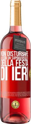 29,95 € Spedizione Gratuita | Vino rosato Edizione ROSÉ Non disturbare. Qui sta un sopravvissuto della festa di ieri Etichetta Rossa. Etichetta personalizzabile Vino giovane Raccogliere 2024 Tempranillo