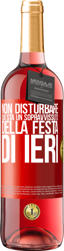 29,95 € Spedizione Gratuita | Vino rosato Edizione ROSÉ Non disturbare. Qui sta un sopravvissuto della festa di ieri Etichetta Rossa. Etichetta personalizzabile Vino giovane Raccogliere 2024 Tempranillo