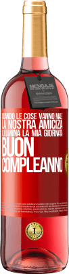 29,95 € Spedizione Gratuita | Vino rosato Edizione ROSÉ Quando le cose vanno male, la nostra amicizia illumina la mia giornata. Buon compleanno Etichetta Rossa. Etichetta personalizzabile Vino giovane Raccogliere 2024 Tempranillo