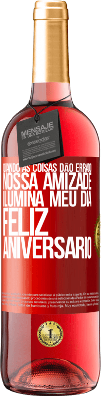 29,95 € Envio grátis | Vinho rosé Edição ROSÉ Quando as coisas dão errado, nossa amizade ilumina meu dia. Feliz aniversário Etiqueta Vermelha. Etiqueta personalizável Vinho jovem Colheita 2024 Tempranillo