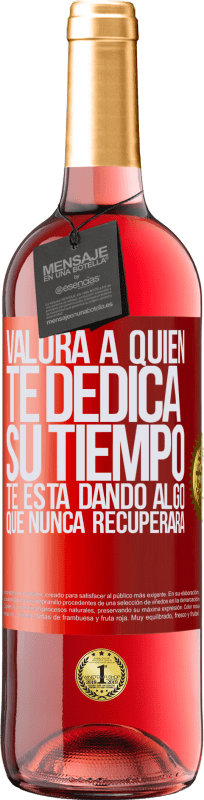 29,95 € Envío gratis | Vino Rosado Edición ROSÉ Valora a quien te dedica su tiempo. Te está dando algo que nunca recuperará Etiqueta Roja. Etiqueta personalizable Vino joven Cosecha 2024 Tempranillo