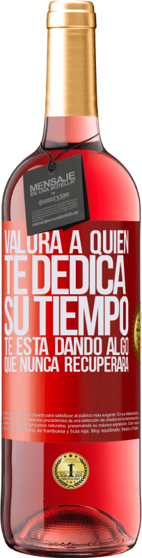 29,95 € Envío gratis | Vino Rosado Edición ROSÉ Valora a quien te dedica su tiempo. Te está dando algo que nunca recuperará Etiqueta Roja. Etiqueta personalizable Vino joven Cosecha 2025 Tempranillo