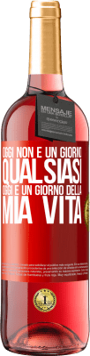 29,95 € Spedizione Gratuita | Vino rosato Edizione ROSÉ Oggi non è un giorno qualsiasi, oggi è un giorno della mia vita Etichetta Rossa. Etichetta personalizzabile Vino giovane Raccogliere 2024 Tempranillo