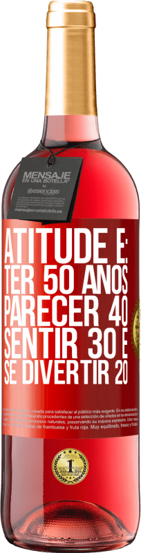 29,95 € Envio grátis | Vinho rosé Edição ROSÉ Atitude é: ter 50 anos, parecer 40, sentir 30 e se divertir 20 Etiqueta Vermelha. Etiqueta personalizável Vinho jovem Colheita 2023 Tempranillo