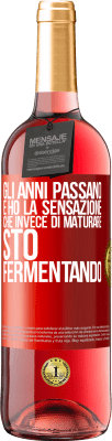 29,95 € Spedizione Gratuita | Vino rosato Edizione ROSÉ Gli anni passano e ho la sensazione che invece di maturare, sto fermentando Etichetta Rossa. Etichetta personalizzabile Vino giovane Raccogliere 2023 Tempranillo