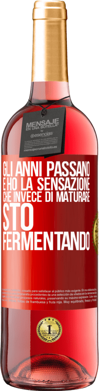 29,95 € Spedizione Gratuita | Vino rosato Edizione ROSÉ Gli anni passano e ho la sensazione che invece di maturare, sto fermentando Etichetta Rossa. Etichetta personalizzabile Vino giovane Raccogliere 2024 Tempranillo