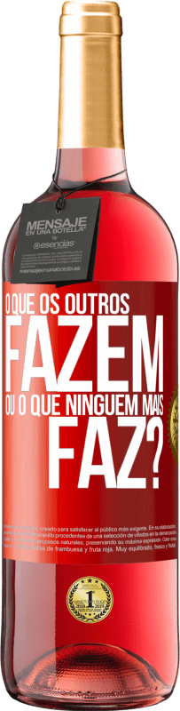 29,95 € Envio grátis | Vinho rosé Edição ROSÉ O que os outros fazem ou o que ninguém mais faz? Etiqueta Vermelha. Etiqueta personalizável Vinho jovem Colheita 2023 Tempranillo