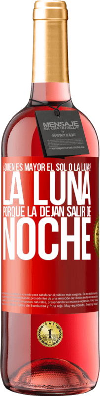 29,95 € Envío gratis | Vino Rosado Edición ROSÉ ¿Quién es mayor el sol o la luna? La luna, porque la dejan salir de noche Etiqueta Roja. Etiqueta personalizable Vino joven Cosecha 2023 Tempranillo