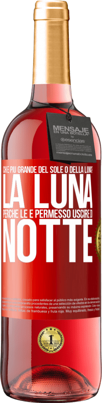 29,95 € Spedizione Gratuita | Vino rosato Edizione ROSÉ Chi è più grande del sole o della luna? La luna, perché le è permesso uscire di notte Etichetta Rossa. Etichetta personalizzabile Vino giovane Raccogliere 2023 Tempranillo