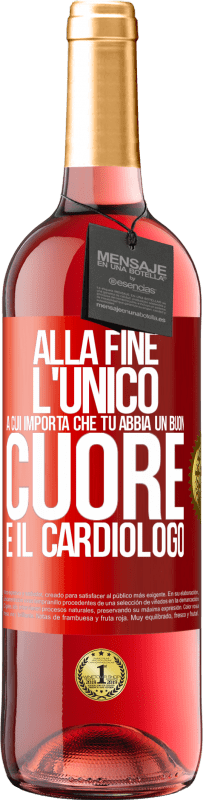 29,95 € Spedizione Gratuita | Vino rosato Edizione ROSÉ Alla fine, l'unico a cui importa che tu abbia un buon cuore è il cardiologo Etichetta Rossa. Etichetta personalizzabile Vino giovane Raccogliere 2023 Tempranillo