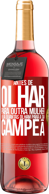 29,95 € Envio grátis | Vinho rosé Edição ROSÉ Antes de olhar para outra mulher veja quantas olham para a sua campeã Etiqueta Vermelha. Etiqueta personalizável Vinho jovem Colheita 2024 Tempranillo