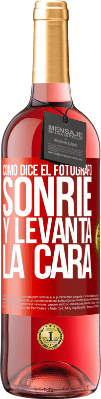 29,95 € Envío gratis | Vino Rosado Edición ROSÉ Como dice el fotógrafo, sonríe y levanta la cara Etiqueta Roja. Etiqueta personalizable Vino joven Cosecha 2024 Tempranillo