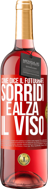 29,95 € Spedizione Gratuita | Vino rosato Edizione ROSÉ Come dice il fotografo, sorridi e alza il viso Etichetta Rossa. Etichetta personalizzabile Vino giovane Raccogliere 2023 Tempranillo