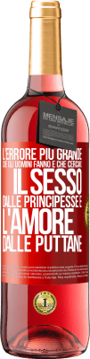 29,95 € Spedizione Gratuita | Vino rosato Edizione ROSÉ L'errore più grande che gli uomini fanno è che cercano il sesso dalle principesse e l'amore dalle puttane Etichetta Rossa. Etichetta personalizzabile Vino giovane Raccogliere 2023 Tempranillo