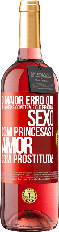 29,95 € Envio grátis | Vinho rosé Edição ROSÉ O maior erro que os homens cometem é que procuram sexo com princesas e amor com prostitutas Etiqueta Vermelha. Etiqueta personalizável Vinho jovem Colheita 2023 Tempranillo