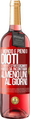 29,95 € Spedizione Gratuita | Vino rosato Edizione ROSÉ Il mondo è pieno di idioti distribuiti strategicamente in modo da incontrarne almeno uno al giorno Etichetta Rossa. Etichetta personalizzabile Vino giovane Raccogliere 2024 Tempranillo