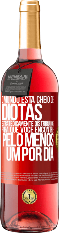 29,95 € Envio grátis | Vinho rosé Edição ROSÉ O mundo está cheio de idiotas estrategicamente distribuídos para que você encontre pelo menos um por dia Etiqueta Vermelha. Etiqueta personalizável Vinho jovem Colheita 2023 Tempranillo