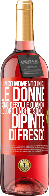 29,95 € Spedizione Gratuita | Vino rosato Edizione ROSÉ L'unico momento in cui le donne sono deboli è quando le loro unghie sono dipinte di fresco Etichetta Rossa. Etichetta personalizzabile Vino giovane Raccogliere 2024 Tempranillo