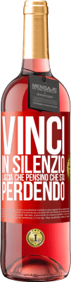 29,95 € Spedizione Gratuita | Vino rosato Edizione ROSÉ Vinci in silenzio. Lascia che pensino che stai perdendo Etichetta Rossa. Etichetta personalizzabile Vino giovane Raccogliere 2024 Tempranillo