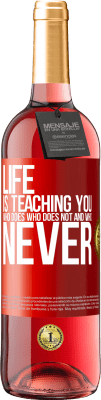 29,95 € Free Shipping | Rosé Wine ROSÉ Edition Life is teaching you who does, who does not and who never Red Label. Customizable label Young wine Harvest 2025 Tempranillo