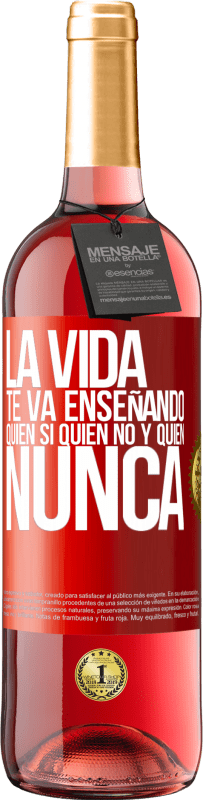 29,95 € Envío gratis | Vino Rosado Edición ROSÉ La vida te va enseñando quién sí, quién no y quién nunca Etiqueta Roja. Etiqueta personalizable Vino joven Cosecha 2023 Tempranillo