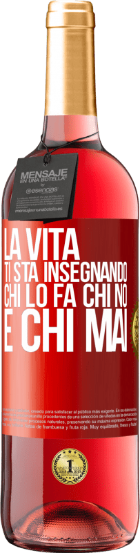 29,95 € Spedizione Gratuita | Vino rosato Edizione ROSÉ La vita ti sta insegnando chi lo fa, chi no e chi mai Etichetta Rossa. Etichetta personalizzabile Vino giovane Raccogliere 2023 Tempranillo