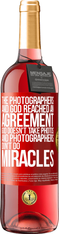 29,95 € Free Shipping | Rosé Wine ROSÉ Edition The photographers and God reached an agreement. God doesn't take photos and photographers don't do miracles Red Label. Customizable label Young wine Harvest 2023 Tempranillo